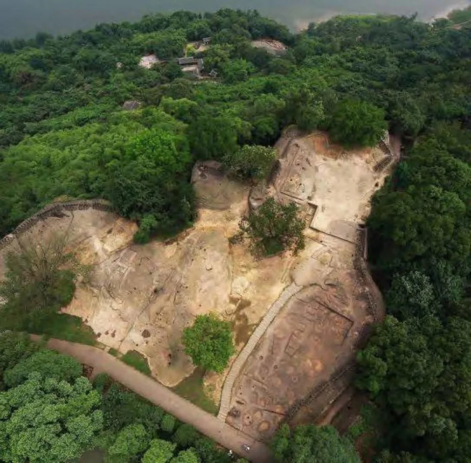 A complex of ruins, known as the Jiukou Pot Ruins, where eight large inscriptions were found.