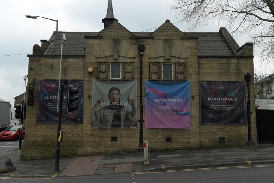 Bradford Telegraph y Argus: algunas de las pancartas que cubren las ventanas del edificio catalogado