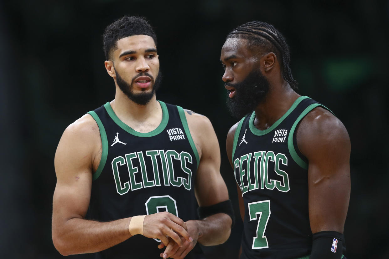 Jayson Tatum (0) y Jaylen Brown (7) tienen a los Boston Celtics muy cerca del título de la NBA. (Foto: Adam Glanzman/Getty Images)