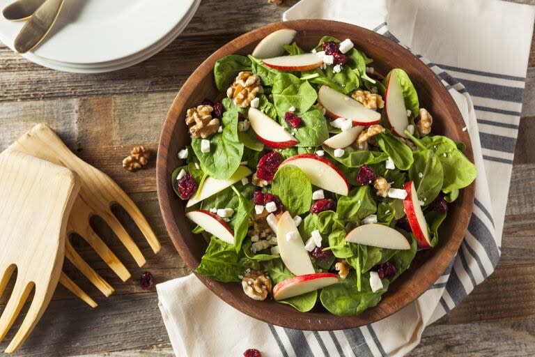 El calor se mantiene firme, y el cuerpo reclama comer liviano. Aquí, propuestas de ensaladas frescas con verduras, legumbres, diferentes aliños e incluso frutas, siempre de la mano de los beneficios de Club LA NACION.