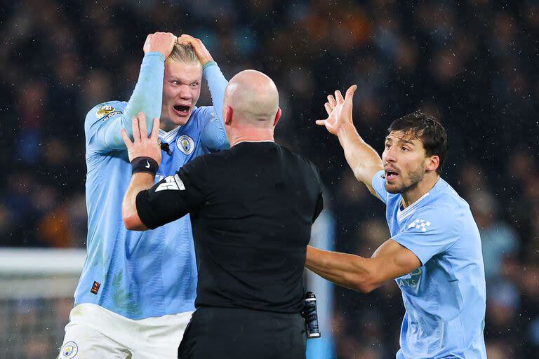 Simon Hooper cortó una acción clara para Manchester City y Erling Haaland perdió el control. (Photo by James Gill - Danehouse/Getty Images)