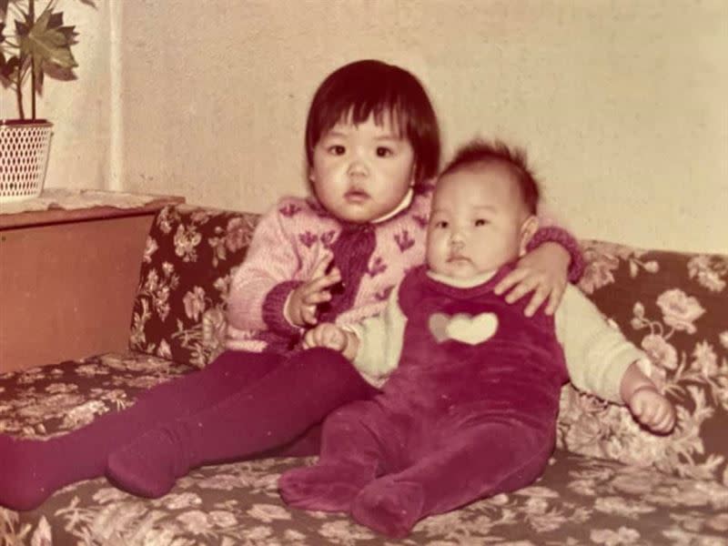 鄭如晴貼出張鈞甯和姊姊幼時的照片。（圖／翻攝自鄭如晴臉書）