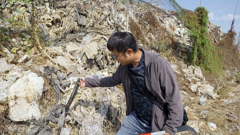 環保人士發現，台南學甲農地清走爐碴後，其他清出的垃圾廢棄物仍堆置在現場。