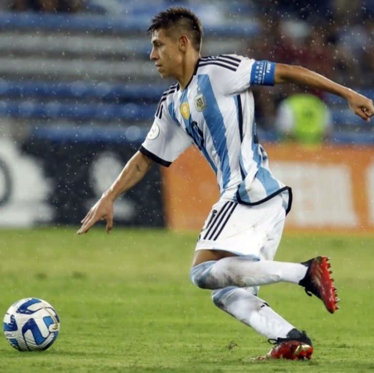 Pose y estampa de crack del Diablito Echeverri, con la camiseta argentina