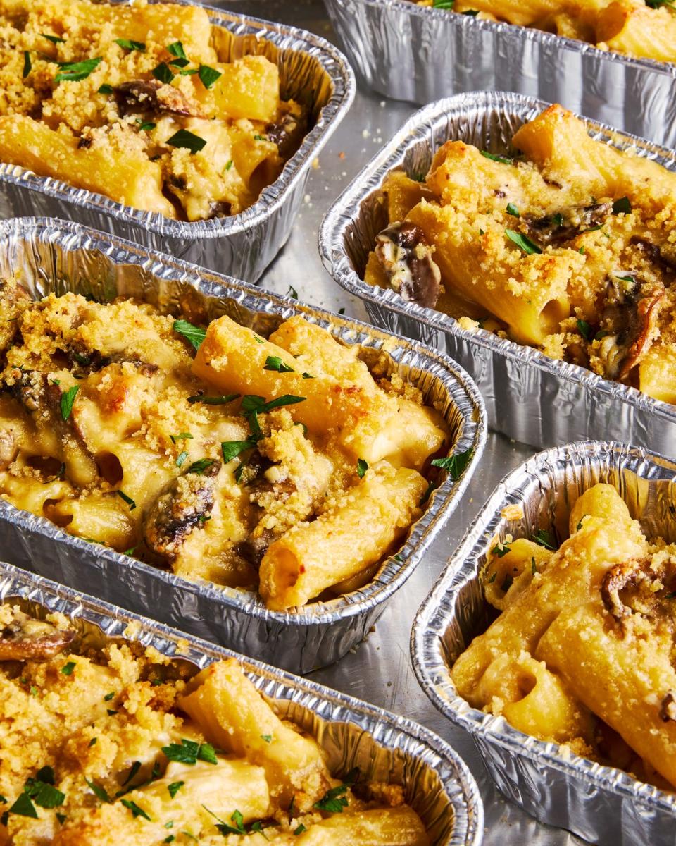 mini mushroom pasta bakes with button mushrooms, smoked gouda, cream, and breadcrumb