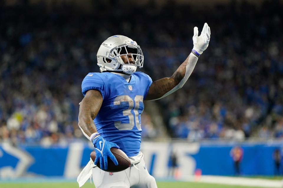 El corredor de los Lions, Jamaal Williams, mira hacia los fanáticos después de su carrera de touchdown de 2 yardas durante la segunda mitad contra los Bears, el domingo 1 de enero de 2023 en Detroit.