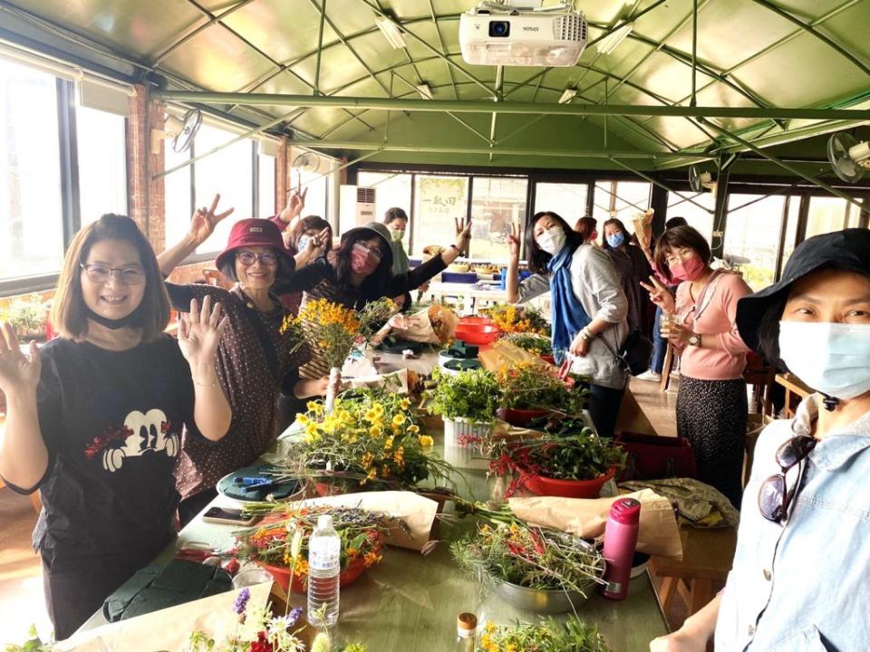 鎮北學堂花藝課程昨天搬到下營區的一畝田香草莊園上課。（記者陳俊文攝）
