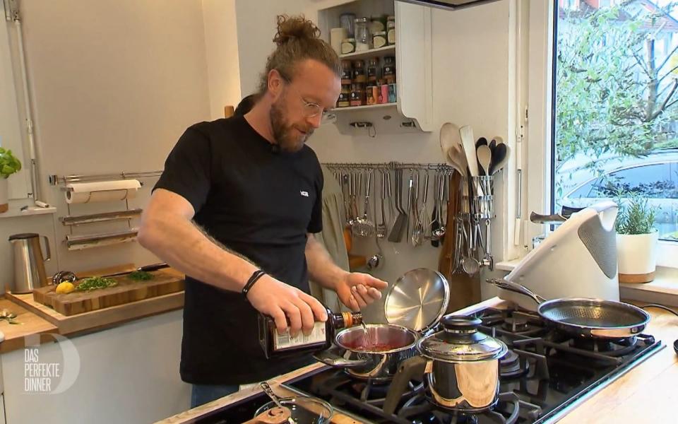 "Meine Frau findet, dass ich sehr gut kochen kann": Deshalb hat sie Philipp (44) zum "Perfekten Dinner" angemeldet. (Bild: RTL)