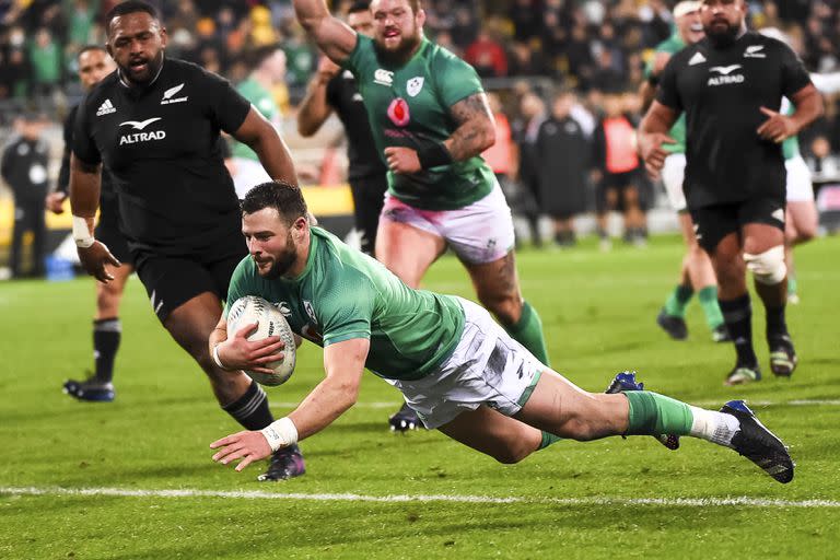 El irlandés Garry Ringrose se lanza de cabeza al try