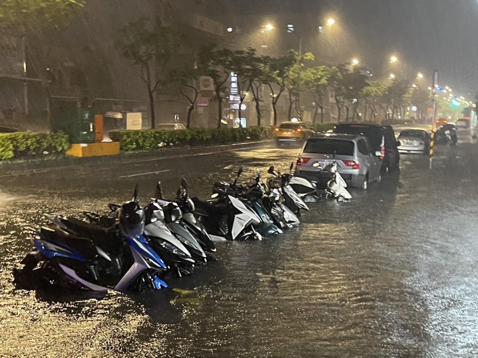 桃市昨晚雨量瞬間相當大，部分地區出現淹水。（圖：水務局提供）