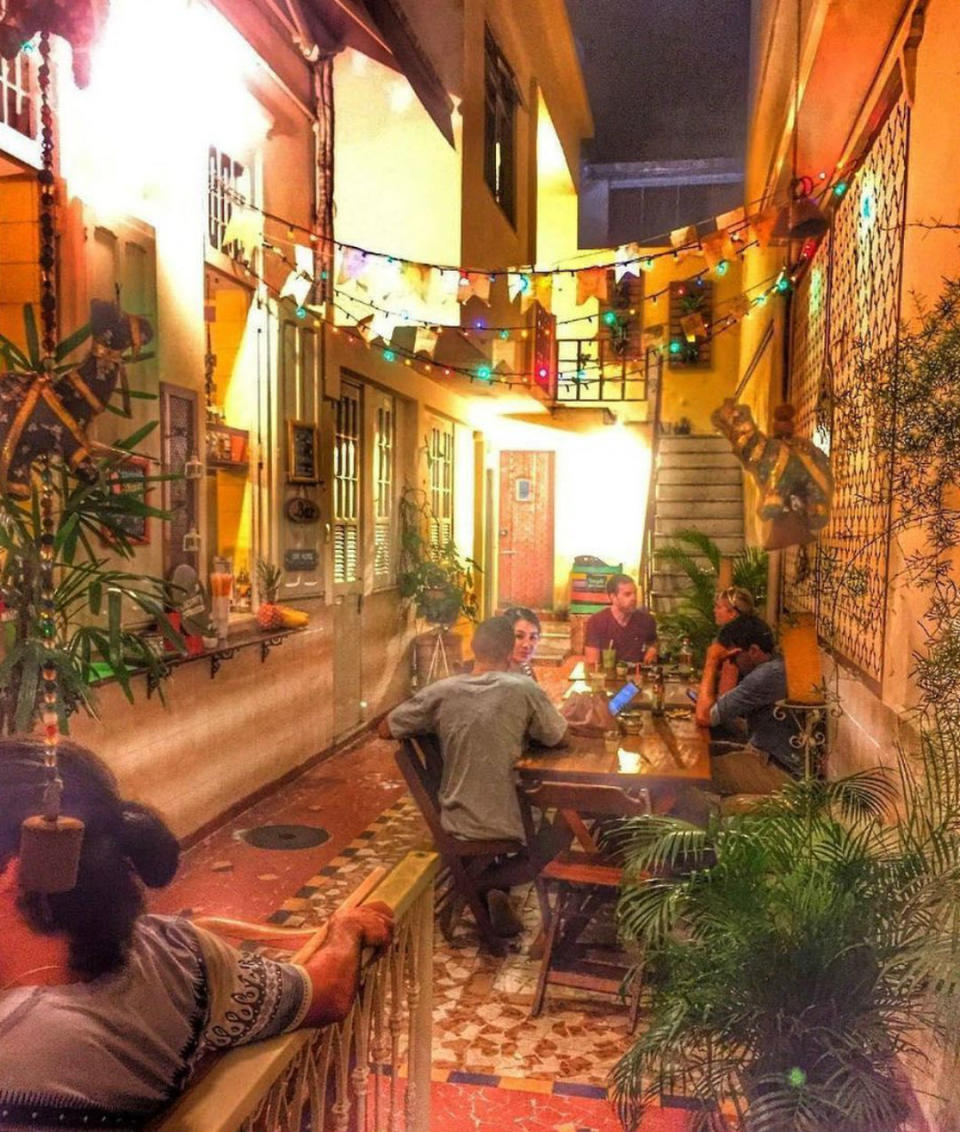 <p>El Discovery Hostel ha sido elegido como el mejor albergue de América Latina por los usuarios de Hostelworld. Destaca por la decoración y la vegetación de la terraza de su bar y, además, se encuentra situado a escasos metros de la zona más animada de Río de Janeiro. (Foto: Instagram / @discoveryhostel). </p>