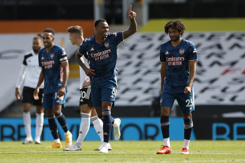 El zaguero brasileño de Arsenal Gabriel, al centro, celebra tras anotar en un partido de la Liga Premier inglesa contra Fulham el sábado, 12 de septiembre del 2020, en Londres. (Paul Childs/Pool vía AP)