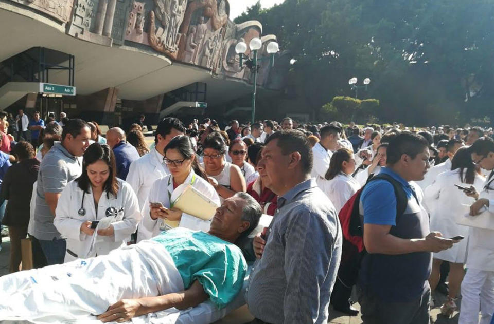 <p>MEX07. CIUDAD DE MÉXICO (MÉXICO), 16/05/2018.- Cientos de personas entre médicos, pacientes y enfermeras desalojan el Centro Médico de Ciudad de México hoy, miércoles 16 de mayo de 2018, tras el temblor originado a 30 kilómetros al suroeste de Arcelia, en el sureño estado de Guerrero. Un sismo de magnitud 5,3 provocó que sonara hoy la alerta sísmica en Ciudad de México, sin que hasta ahora se reporten víctimas o daños materiales. EFE/José Antonio Torres/MEJOR CALIDAD DISPONIBLE </p>