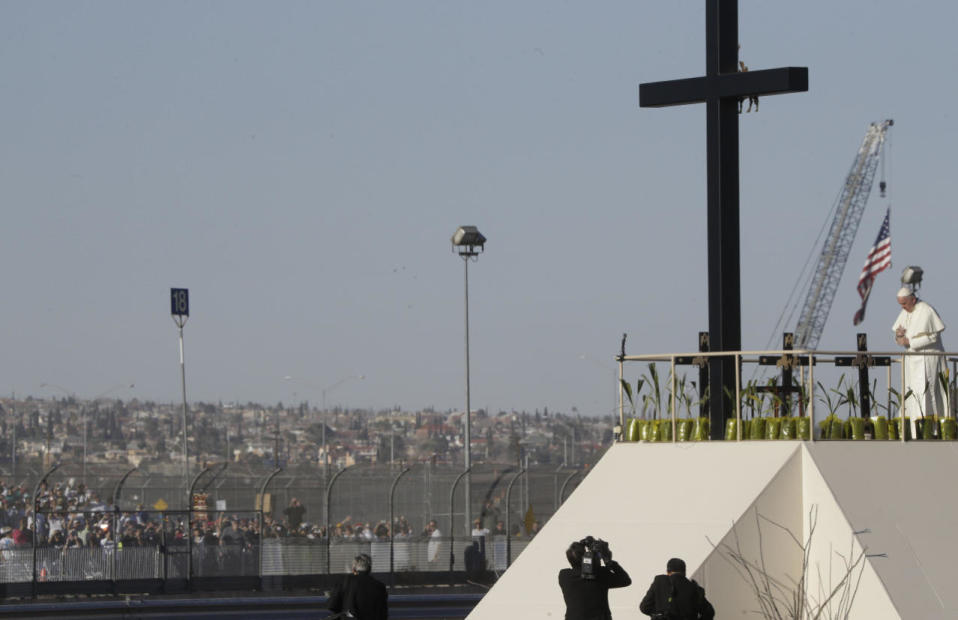 Ofrenda en la Cruz del Migrante / Foto: AP