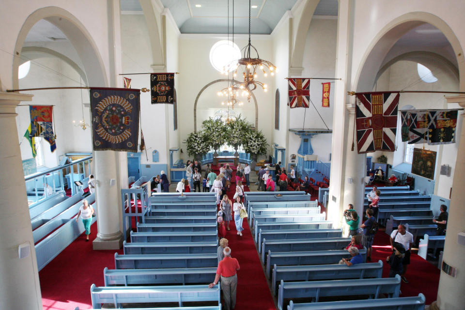 Crowds look inside Canongate Kirk in Edinburgh where the wedding of Zara Phillips and  Mike Tindall took place.   (Photo by David Cheskin/PA Images via Getty Images)