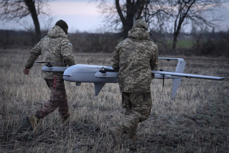 <cite>2024年3月26日，烏克蘭頓內次克的巴赫穆特附近，第22機械旅的烏克蘭士兵正在前線準備啟動H10無人機。（美聯社）</cite>