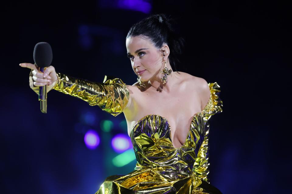 Katy Perry, la otra reina en la coronación: de su vídeo viral a lookazo en  el concierto | Actualidad