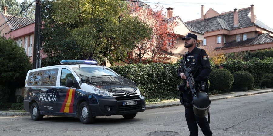 A policeman near the Ukrainian embassy in Madrid, December 2, 2022
