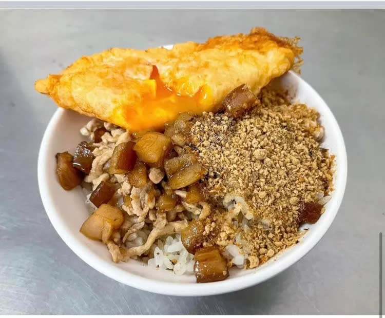 前金肉燥飯的招牌組合餐是魚鬆肉燥飯加上半熟鴨蛋包，只要65元。翻攝米其林網站