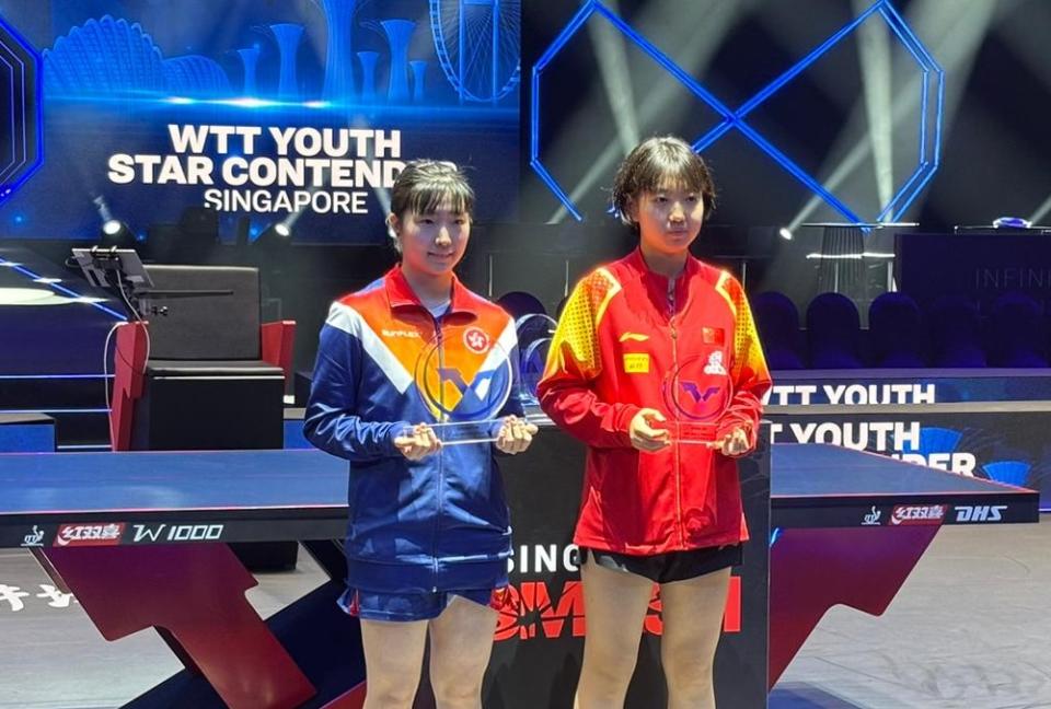 今日獨得兩分的蘇籽童（左），曾在3月奪得WTT青少年球星挑戰賽新加坡站U15女單冠軍。（圖：香港乒總）