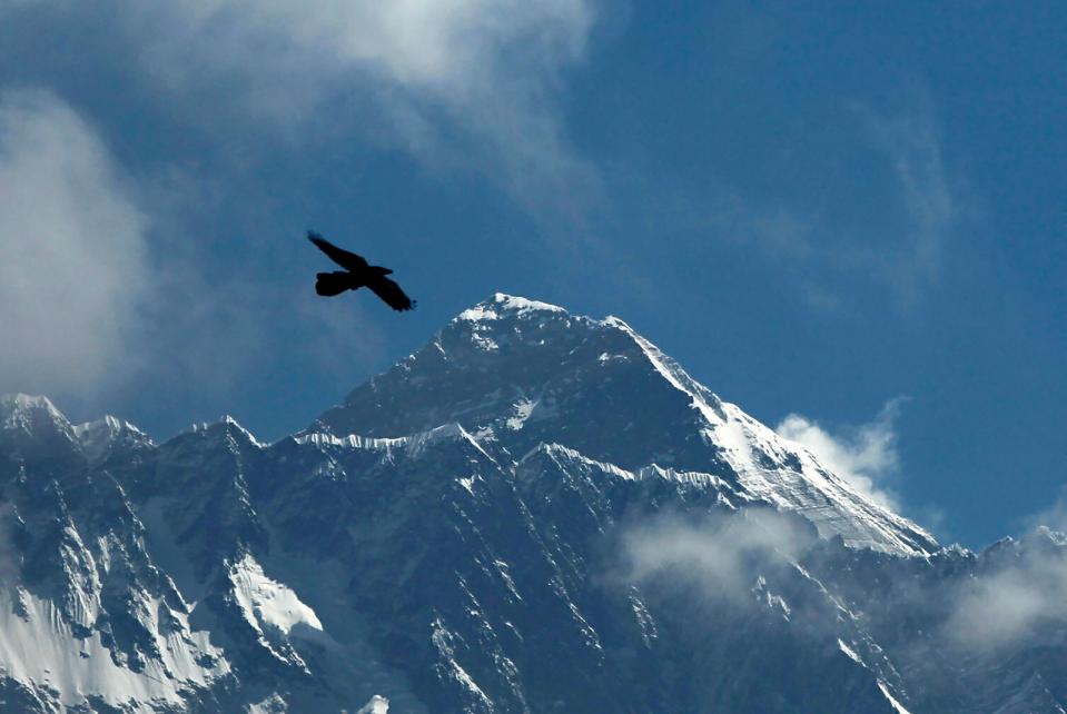 尼泊爾南崎巴札鎮眺望的聖母峰山區，圖為2019年5月。美聯社
