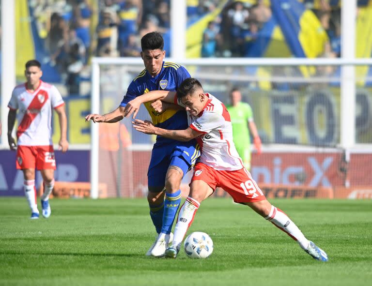 Pol en acción ante River; el mediocampista hizo un buen trabajo en Córdoba y fue elogiado por Riquelme