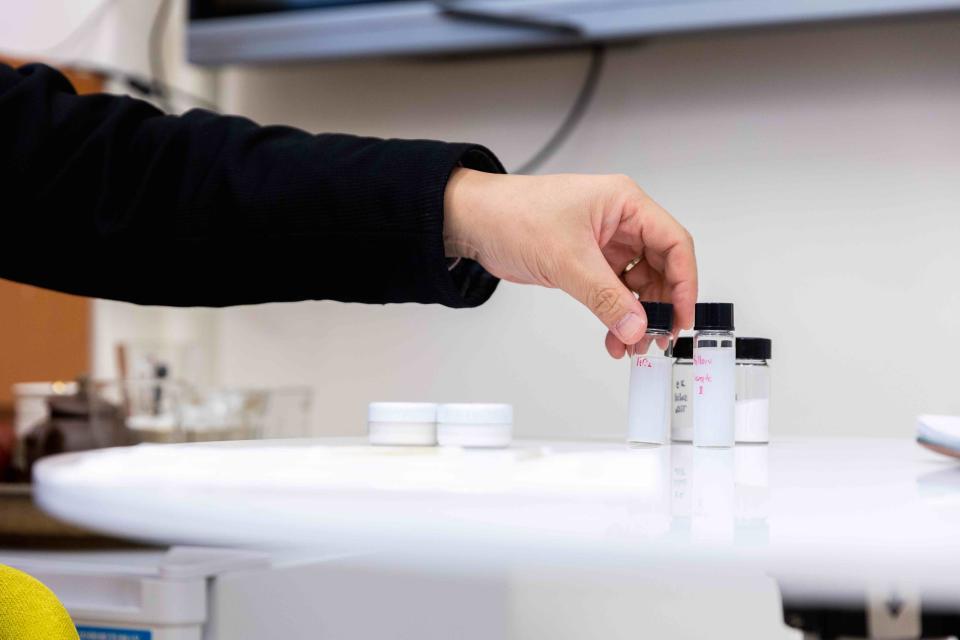 對比現時物理防曬產品使用的鈦白粉，利用「中空微球技術」生產的鈦白粉不但較輕，且分散性較佳，更適合應用於化妝品。
