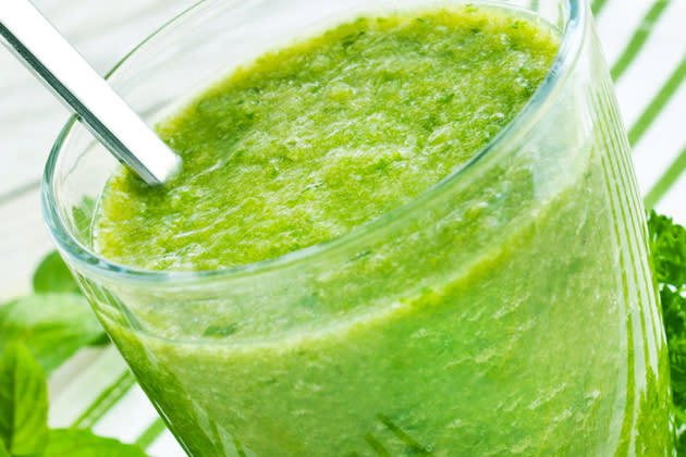 Lecker und gesund: der grüne Smoothie mit Feldsalat (Bild: Fotolia)