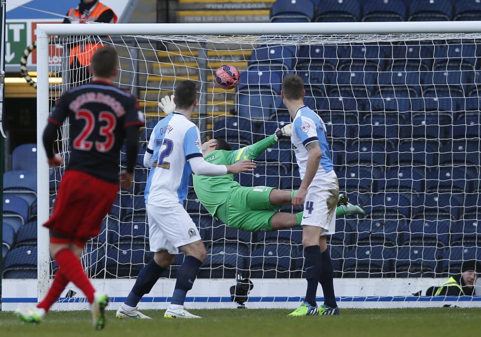 Swansea City's Gylfi Sigurdsson (L) scores the opening goal during their FA Cup fourth round soccer match against Blackburn Rovers' at Ewood Park in Blackburn, northern England January 24, 2015. REUTERS/Andrew Yates (BRITAIN - Tags: SPORT SOCCER)