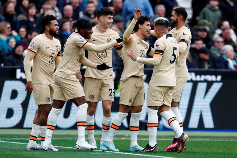 Los abrazos son para Joao Félix, autor del gol de Chelsea ante West Ham