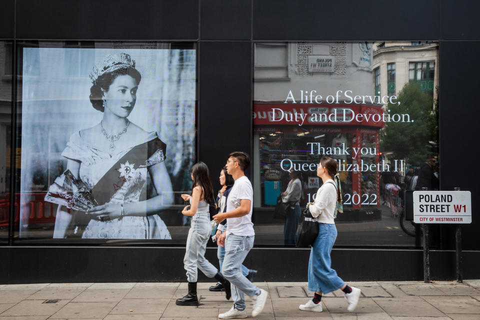 Schaufenster zeigen Elizabeth II. statt Shopping-Ware