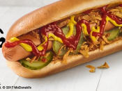 Brötchen, Wurst, Röstzwiebeln, würzige Gurken, Ketchup und Senf: Das sind die Grundzutaten für einen klassischen Hot Dog, den es mittlerweile nicht nur bei IKEA, sondern auch bei McDonald's gibt. (Bild-Copyright: mcweissenburg/Facebook)