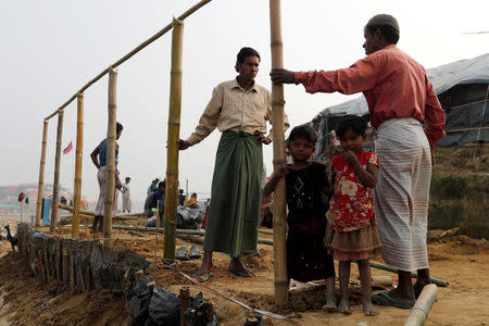 Rohingya refugees build a shelter at Palong Khali camp, near Cox's Bazar, Bangladesh January 14, 2018. REUTERS/Tyrone Siu