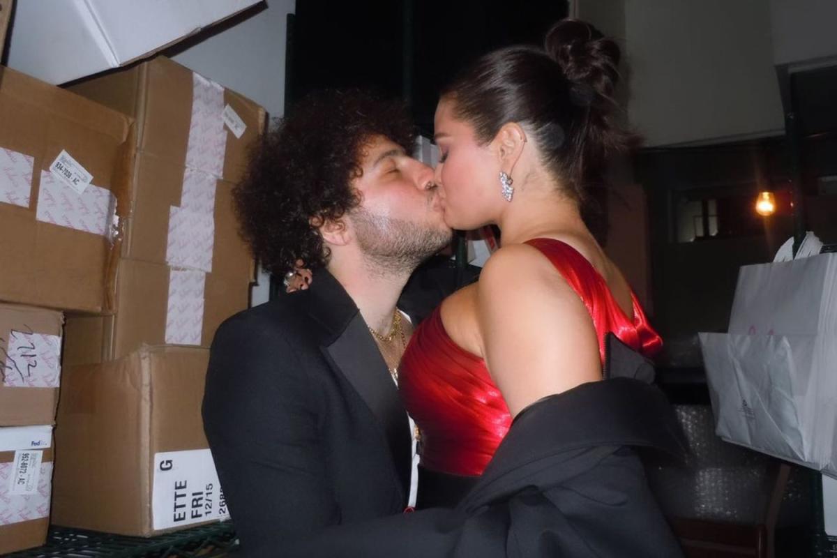 Selena Gomez and Benny Blanco Share Romantic Kiss at 2024 Golden Globes