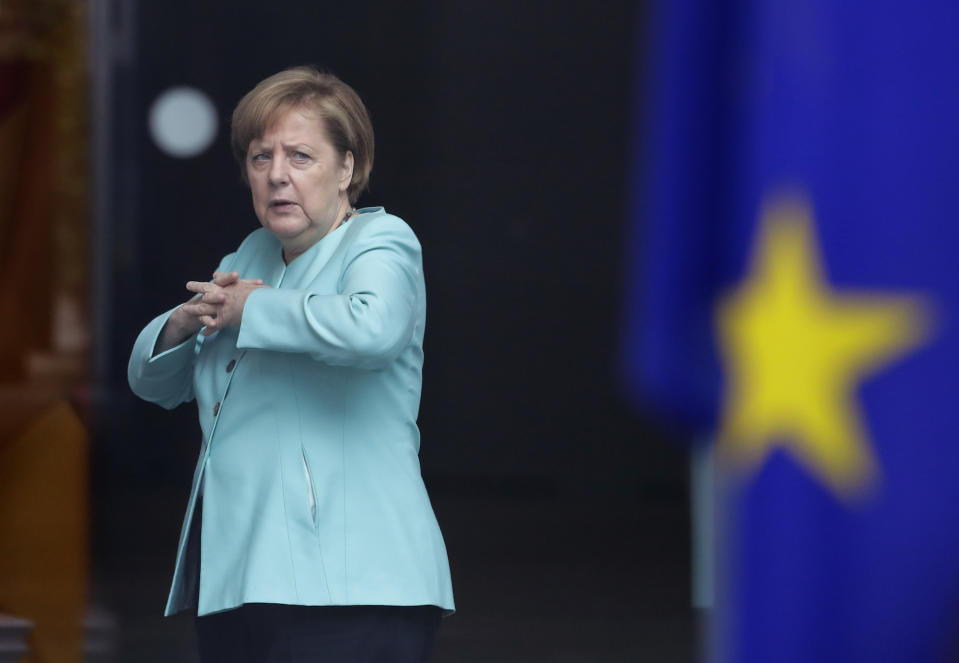 <p>Angela Merkel wärmt sich im Kanzleramt vor dem Besuch von Chinas Staatspräsident Xi Jinping noch ein wenig auf. (Bild: AP Photo/Markus Schreiber) </p>