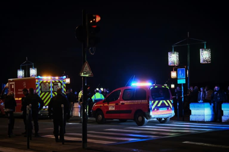 Des policiers et des services d'urgence bouclent une rue après qu'un homme 10 avril 2024 (Philippe Lopez)