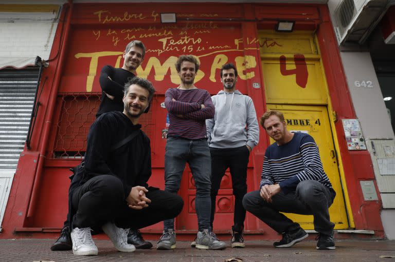 Lautaro Perotti, Diego Faturos, Maxime Seugé, Jonathan Zak y Claudio Tolcachir en la puerta de esa sala de Boedo en donde nació, hace 20 años, un teatro que se convirtió un verdadero faro del barrio y de la actividad teatral alternativa