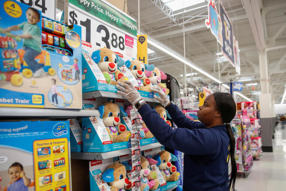 An employee puts up a toys display ahead of Black Friday  at a Walmart store in Chicago, Illinois, U.S. November 27, 2019. REUTERS/Kamil Krzaczynski