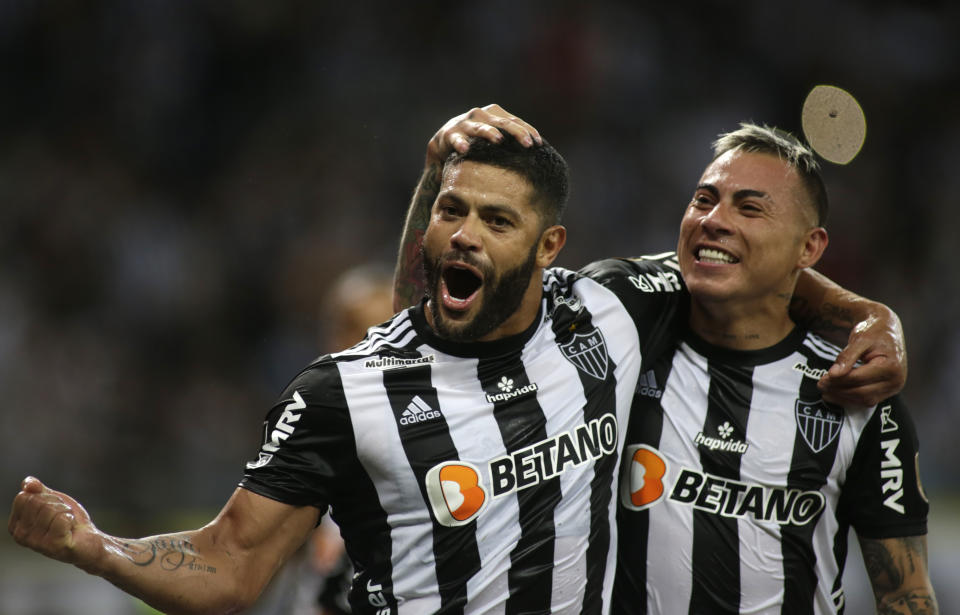 Hulk (izquierda), del Atlético Mineiro, festeja con su compañero Eduardo Vargas, tras convertir un penal ante Emelec en un duelo de octavos de final de la Copa Libertadores, el martes 5 de julio de 2022 (AP Foto/Thomas Santos)