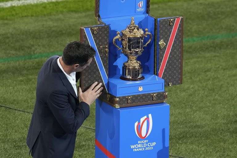 El legendario Dan Carter, durante la apertura, y el trofeo Webb Ellis, el que los 20 seleccionados quieren 