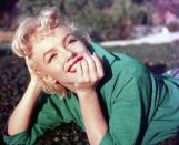 Marilyn Monroe. Auf Betreiben ihrer Agentin Helen Ainsworth bekam Norma Jeane einen Vorstellungstermin bei Ben Lyon, dem Talentsucher von 20th Century Fox. 1946 machte sie die ersten Probeaufnahmen beim Film. Lyon wählte für sie einen Künstlernamen. Obwohl ihr "Marilyn", nach der Tänzerin Marilyn Miller, anfangs nicht gefiel, ließ sie sich überzeugen. Als Nachnamen wählte sie den Geburtsnamen ihrer Mutter. (Bild: Baron/Getty Images)