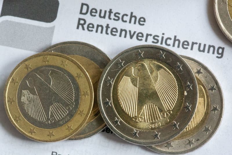 Coins lie on a pension information sheet from Deutsche Rentenversicherung. The more than 21 million pensioners in Germany will receive a substantial 4.57% pension increase beginning on July 1, after the German Cabinet approved the adjustment on 24 April in Berlin. Fernando Gutierrez-Juarez/dpa