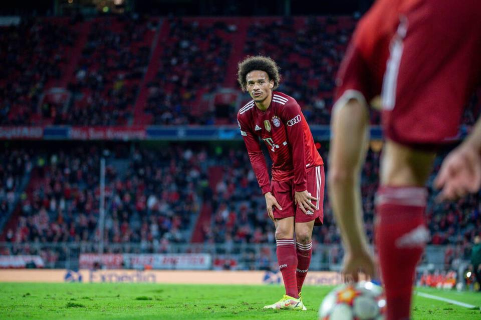 Leroy Sane mit Blick auf den Ball im CL-Spiel der Bayern gegen Dynamo Kiew