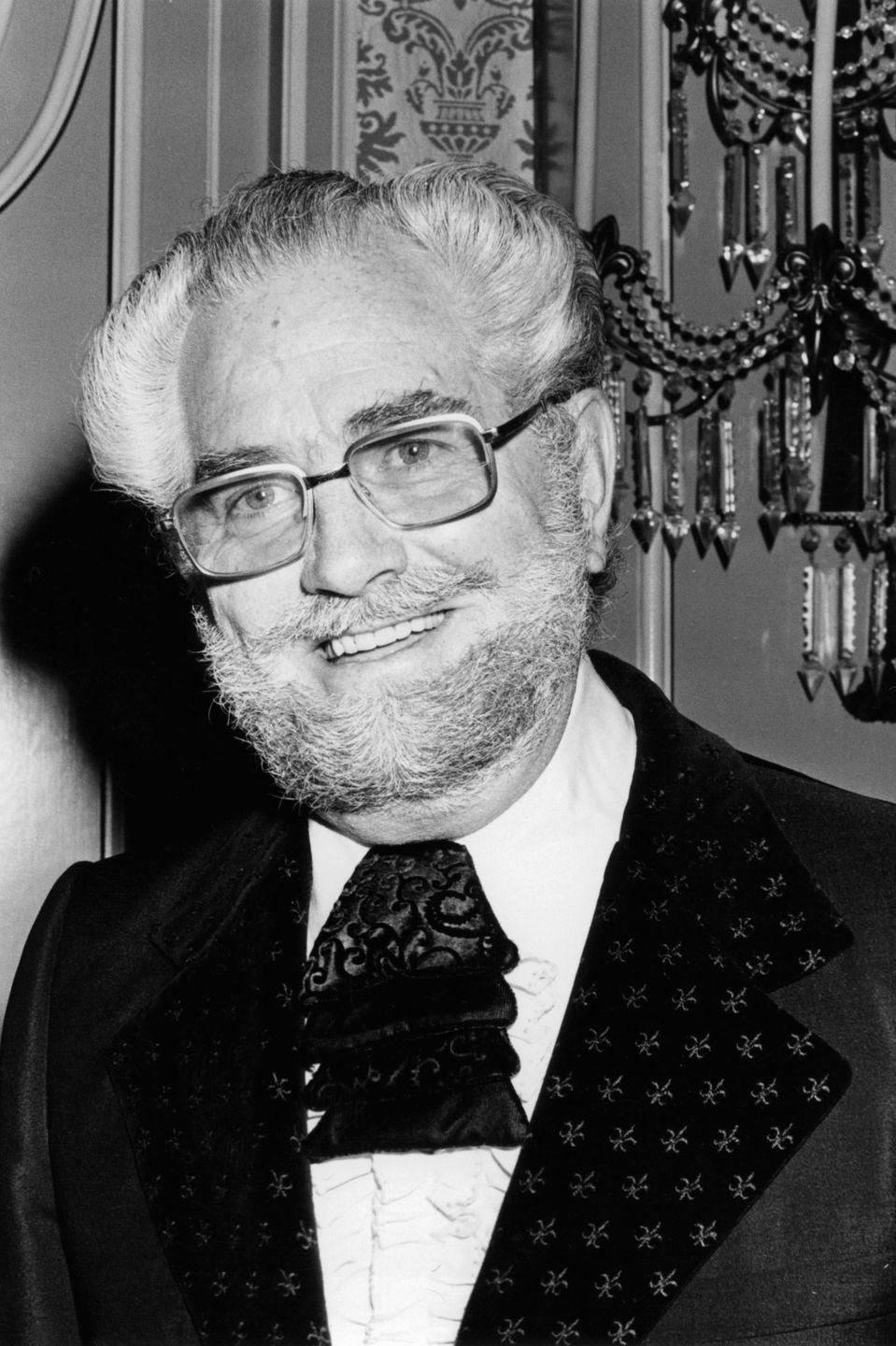 <p>Legendary comedian Foster Brooks opened the show in 1979 to perform his most famous act. <a href="https://www.youtube.com/watch?v=Iz-fJkdbEFM" rel="nofollow noopener" target="_blank" data-ylk="slk:Foster took the stage;elm:context_link;itc:0;sec:content-canvas" class="link ">Foster took the stage</a> and rambled on about the awards all while pretending that he had a little too much to drink. Although his act got quite a few hearty laughs back then, it's hard to imagine it bringing down the house today.</p>