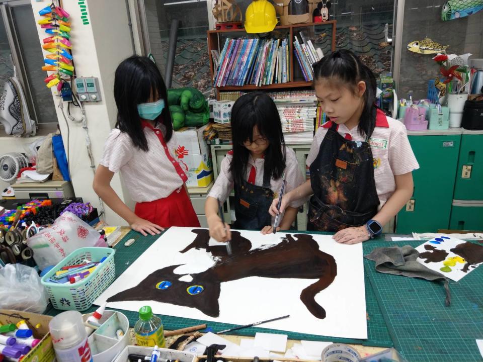 小朋友們一同在畫布上彩繪，體驗生命教育。   圖：新北市動保處提供