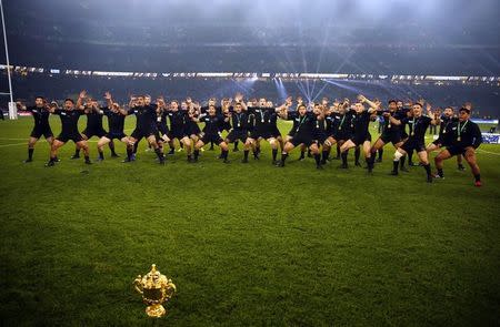 New Zealand's team performs the haka with the Webb Ellis trophy as they celebrate after winning the Rugby World Cup Final against Australia at Twickenham in London, October 31, 2015. REUTERS/Stefan Wermuth