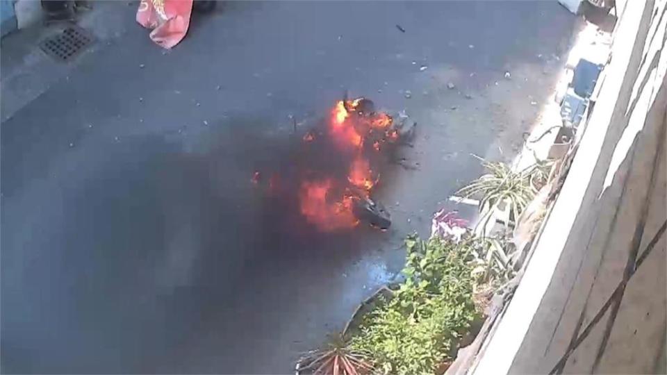 透天厝電動機車突爆炸起火　屋主驚險拖出車庫