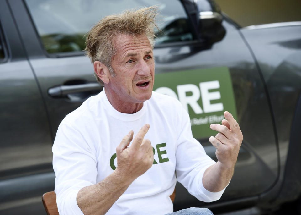 En esta foto del 8 de abril de 2020, el actor y activista Sean Penn, fundador de la organización sin ánimo de lucro CORE, durante una entrevista en su casa en Malibú, California. El actor ganador del Oscar se asoció con la oficina del alcalde de Los Ángeles Eric Garcetti y el departamento de bomberos de la ciudad para distribuir de manera segura pruebas de COVID-19 desde el auto a personas con síntomas del virus. (AP Foto/Chris Pizzello)