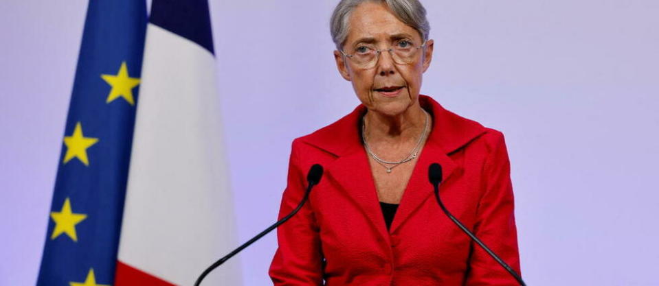 La Première ministre Élisabeth Borne prononce un discours après les premiers résultats des élections législatives à Matignon à Paris le 19 juin 2022.
 
