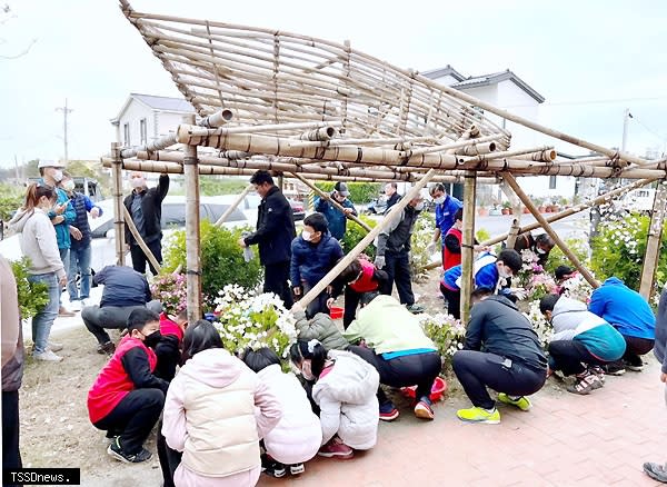 雲嘉南風景區管理處舉辦「向海致敬，清海廢－廢棄蚵棚清新變身」活動，號召社區居民以廢棄蚵棚架搭建象徵海洋小船裝置藝術及種多色九重葛。（記者李嘉祥翻攝）